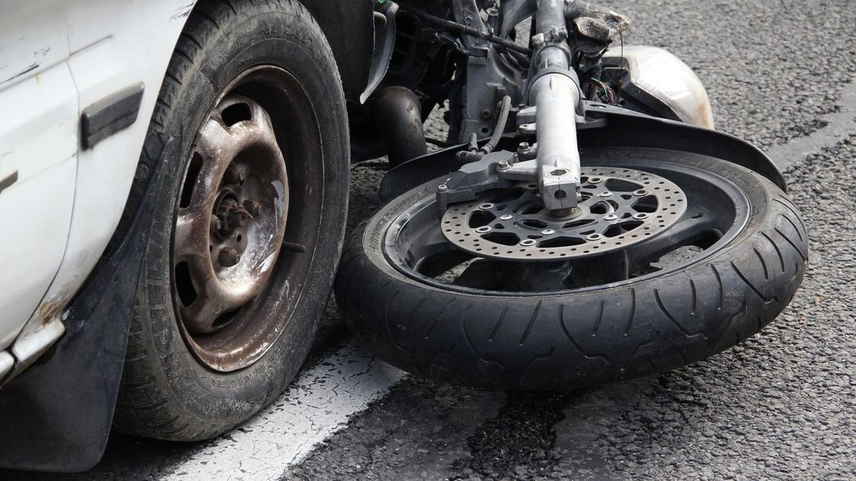 Tři zranění zůstali po srážce motorky s autem v Opavě